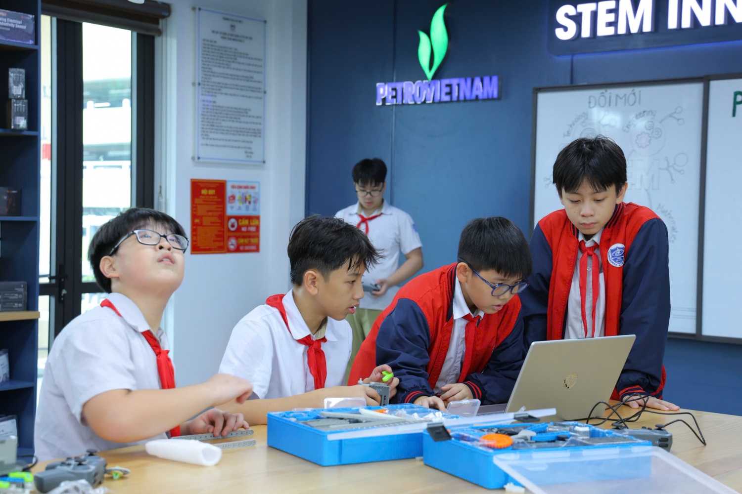 Các em học sinh Trường THCS Tây Mỗ 3 cùng nhau chế tạo mô hình robot tại phòng thực hành giáo dục STEM