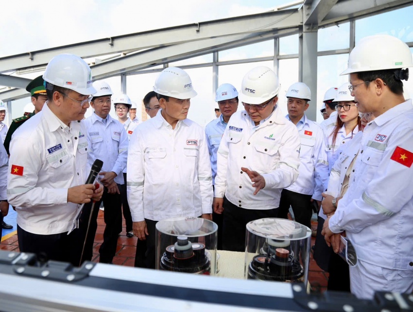 Đồng chí Trần Lưu Quang cùng đoàn công tác tham quan và nghe lãnh đạo Petrovietnam giới thiệu về các công trình tiêu biểu của Tập đoàn.