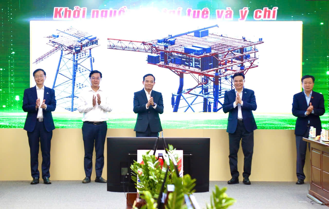 Lãnh đạo TP. Hồ Chí Minh và Lãnh đạo Petrovietnam, Vietsovpetro thực hiện nghi thức khánh thành giàn đầu giếng BK-24, công trình chào mừng Đại hội Đảng toàn quốc lần thứ XIV.