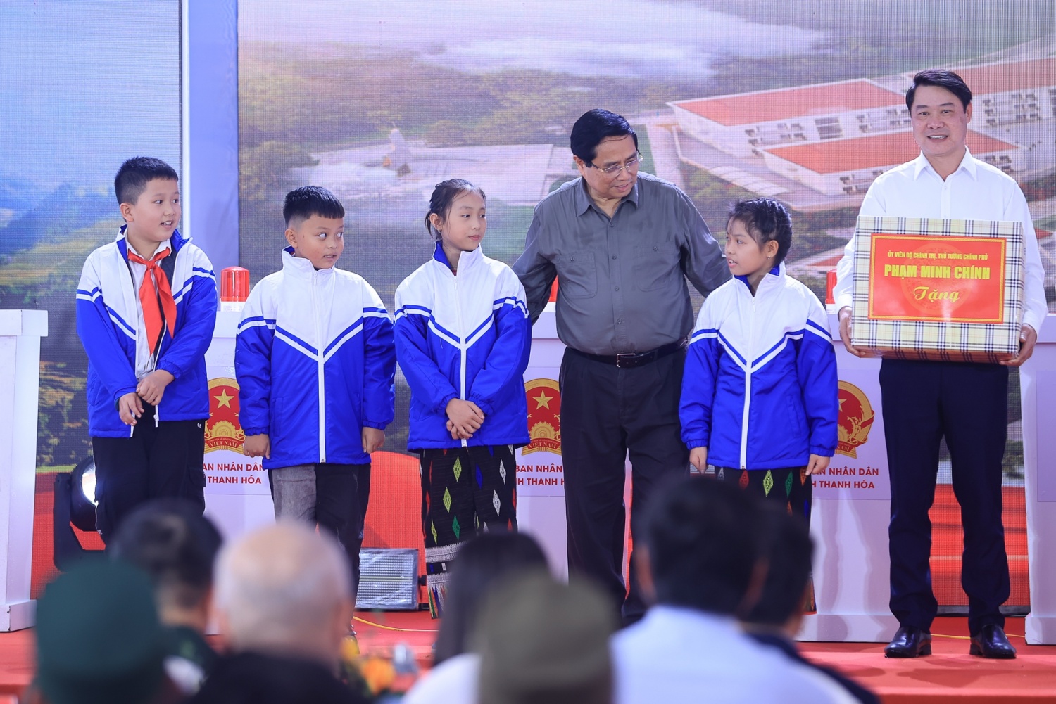 Nhân dịp này, Thủ tướng Chính phủ Phạm Minh Chính tặng quà các thầy cô giáo, các cháu học sinh xã Yên Khương