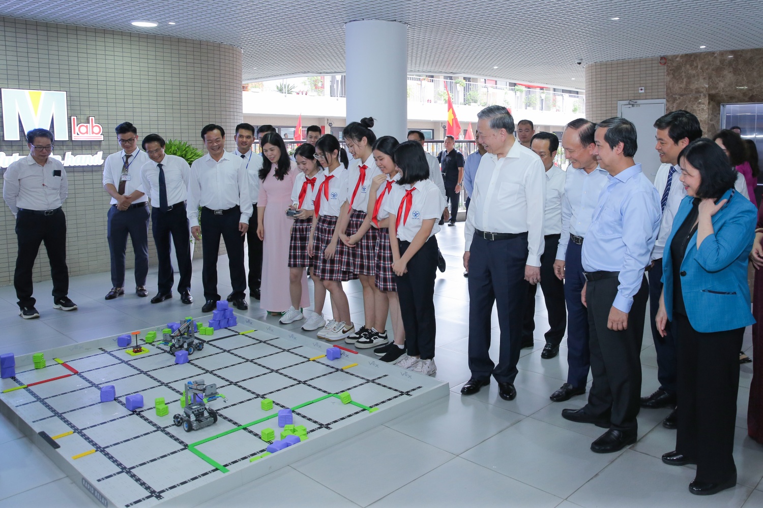 Các phòng thực hành STEM được thiết kế theo mô hình “thần tốc - chuẩn hóa - bền vững”, với hệ thống thiết bị hiện đại mang đến không gian học tập trực quan và sáng tạo cho học sinh.