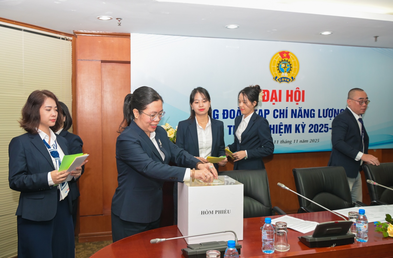 Các đại biểu bầu Ban Chấp hành Công đoàn Tạp chí Năng lượng Mới - PetroTimes nhiệm kỳ 2025-2030 và bầu đoàn đại biểu tham dự Đại hội Công đoàn cấp trên.