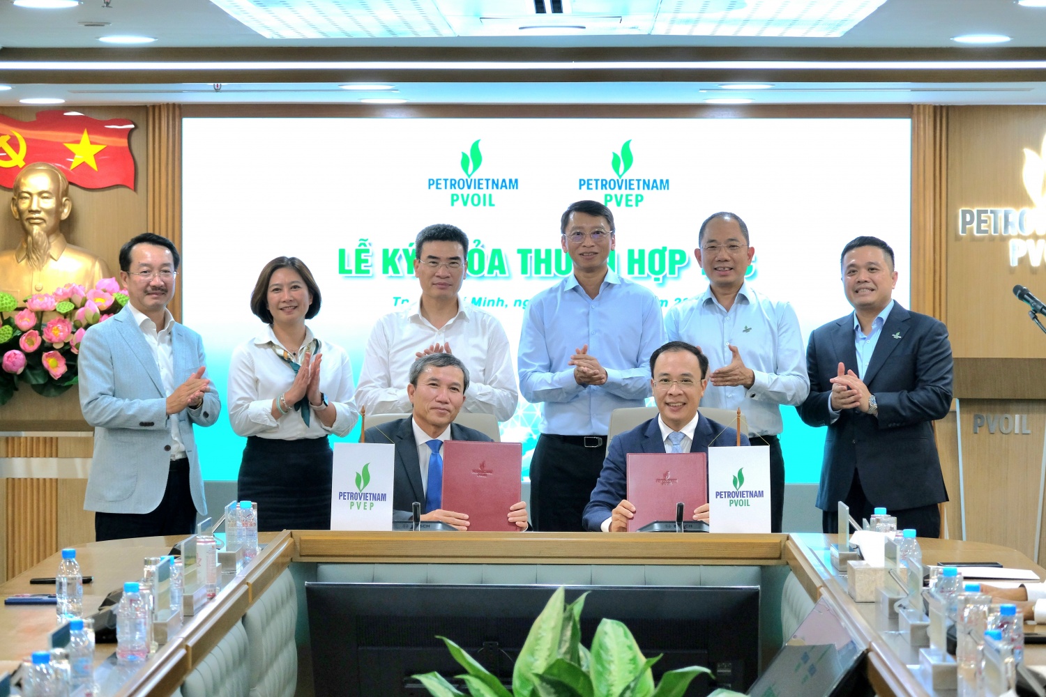 Lãnh đạo Petrovietnam, lãnh đạo PVOIL và PVEP chứng kiến đại diện hai doanh nghiệp ký kết Thỏa thuận hợp tác