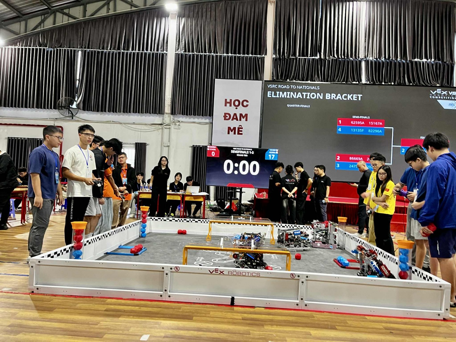 Một trận thi đấu hấp dẫn tại Vòng loại Giải vô địch Quốc gia Việt Nam - VEX Robotics 2025-2026.