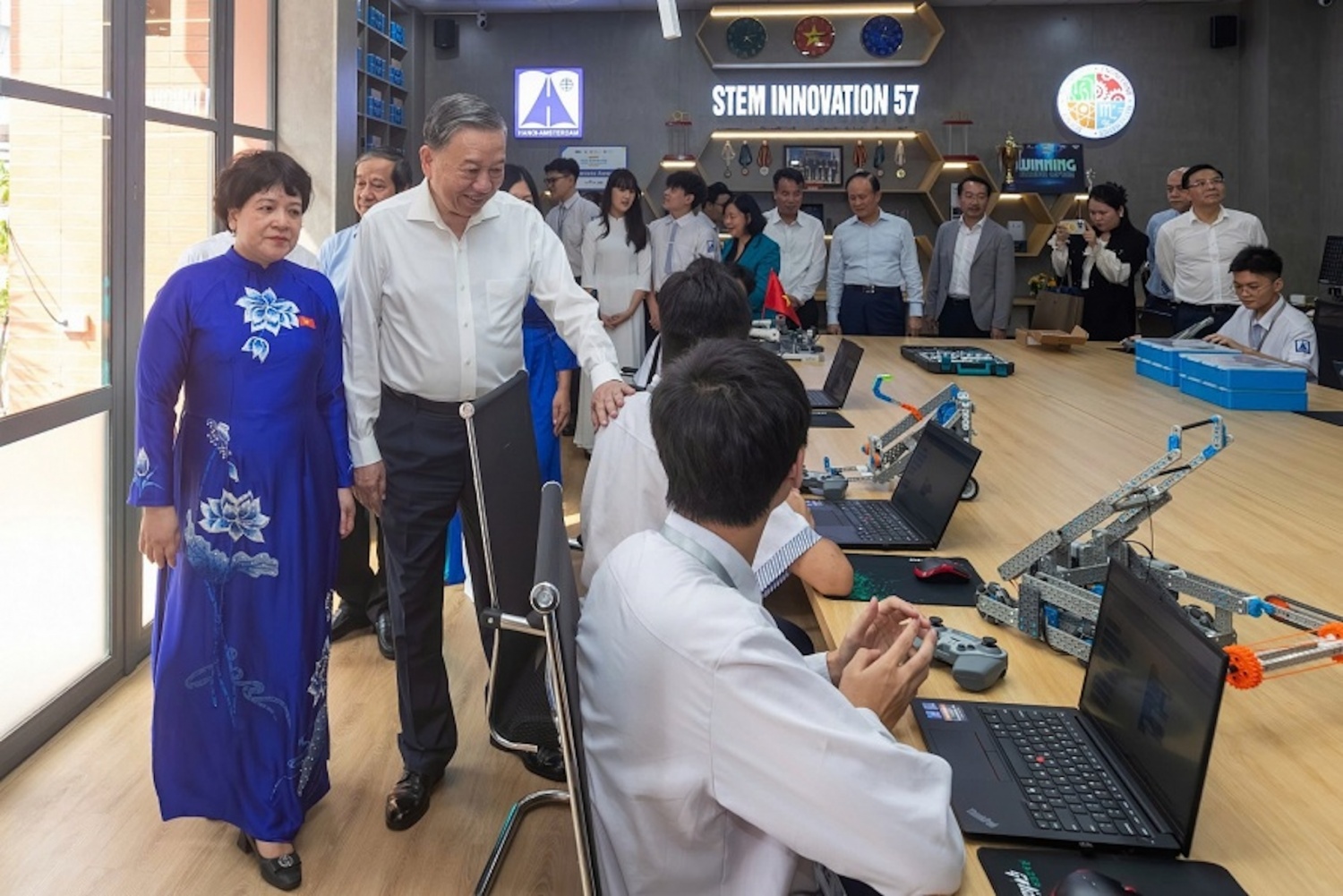 Tổng Bí thư Tô Lâm tham quan và trò chuyện với các em học sinh tại Phòng thực hành giáo dục STEM, Trường THPT chuyên Hà Nội - Amsterdam.
