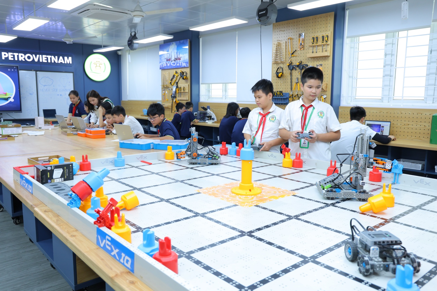 Phòng thực hành STEM tại Hà Nội thuộc Chương trình “STEM Innovation Petrovietnam”, được Petrovietnam triển khai từ ý tưởng của Tổng Bí thư Tô Lâm.