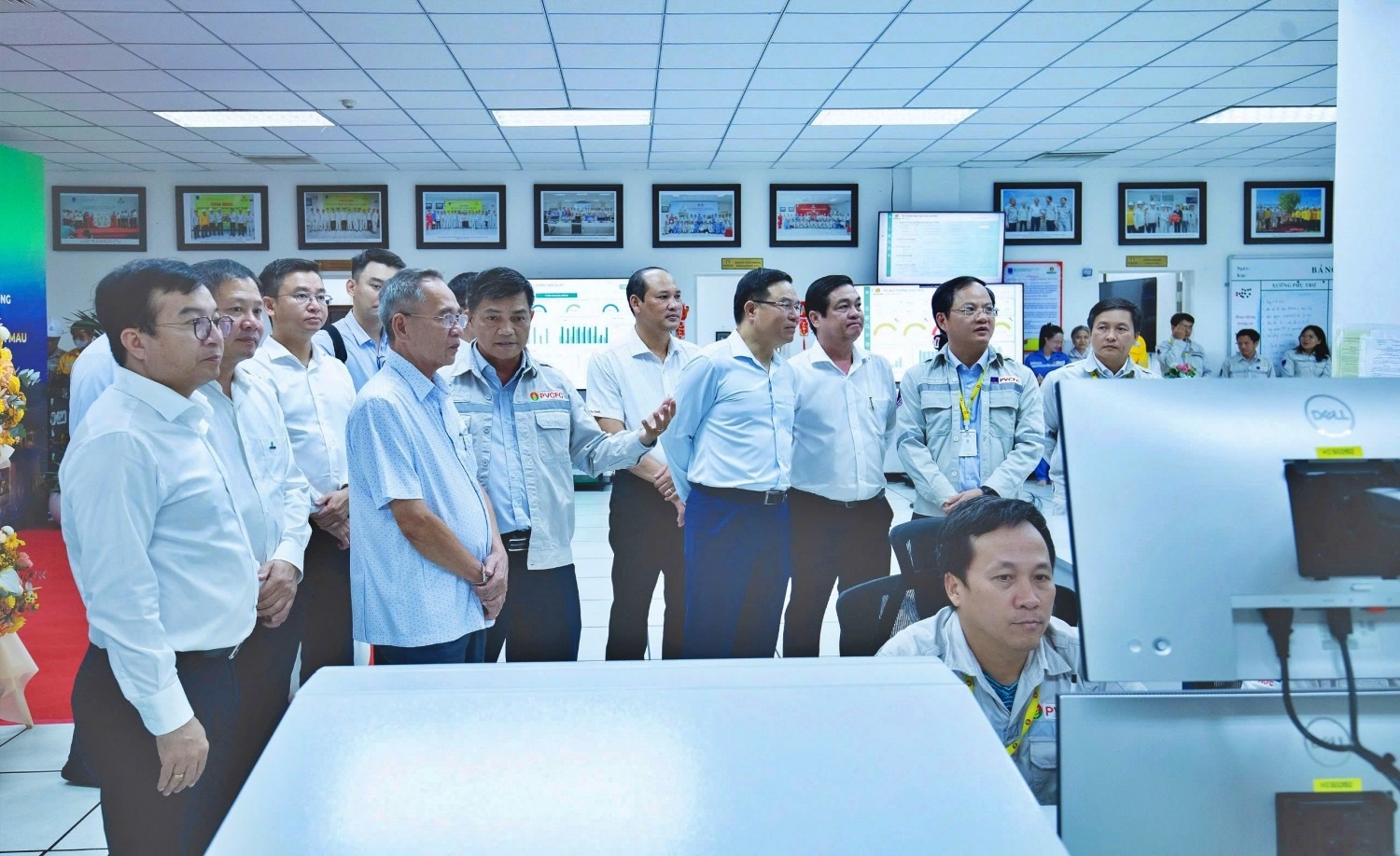 Lãnh đạo Petrovietnam nghe giới thiệu về quy trình vận hành nhà máy thông minh - Nhà máy Đạm Cà Mau
