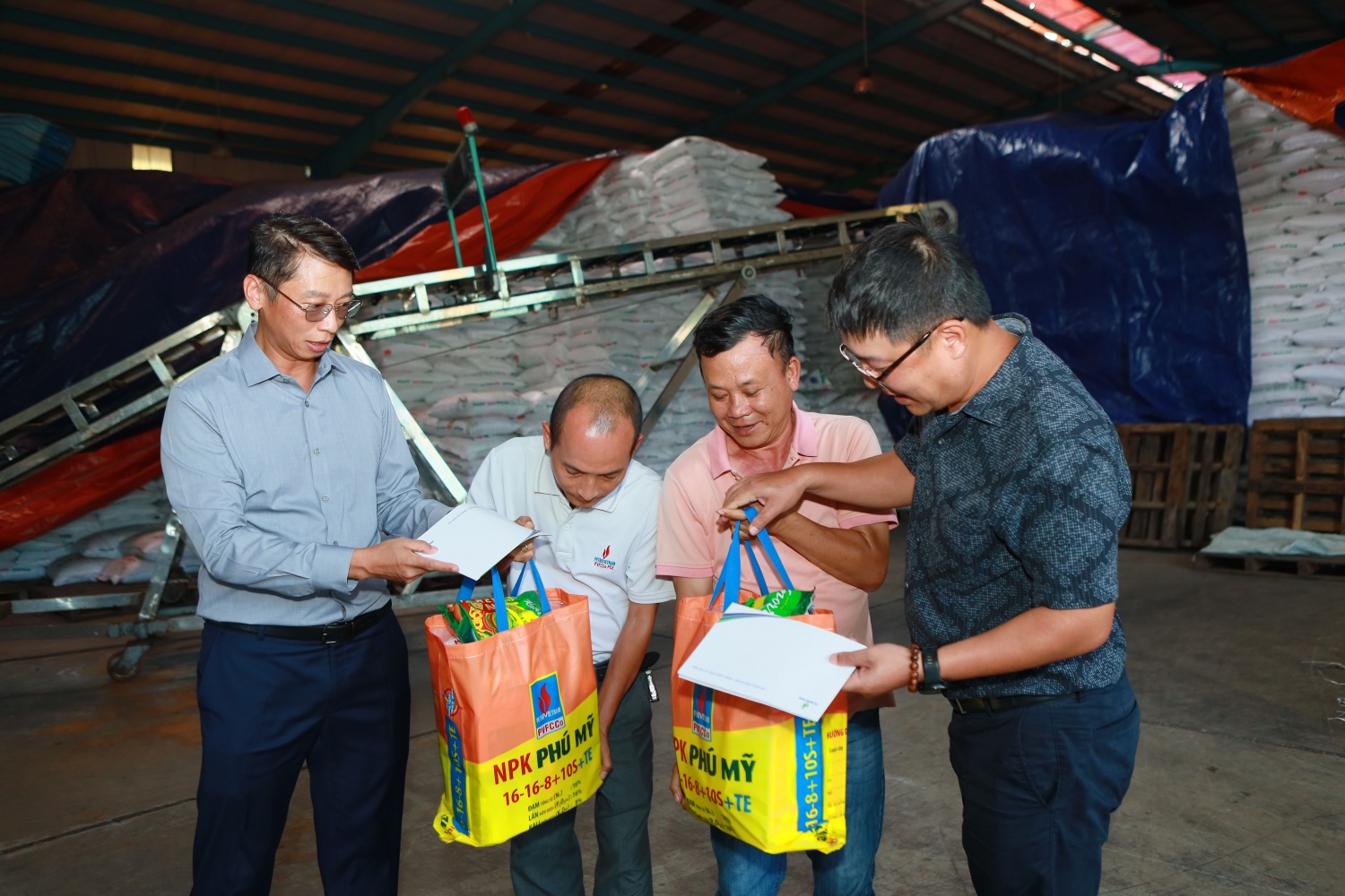 Đại diện Petrovietnam và PVFCCo-PCE trao tặng các phần quà nhằm động viên, khích lệ tinh thần NLĐ sau những ảnh hưởng của thiên tai.