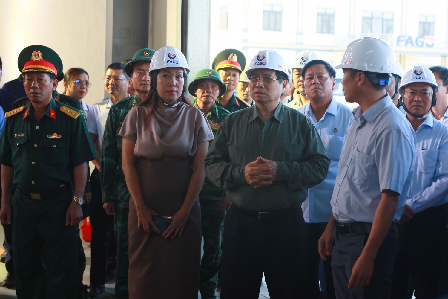 Thủ tướng Phạm Minh Chính thăm hỏi, trao đổi về những thiệt hại của các doanh nghiệp bị ảnh hưởng do bão số 13.