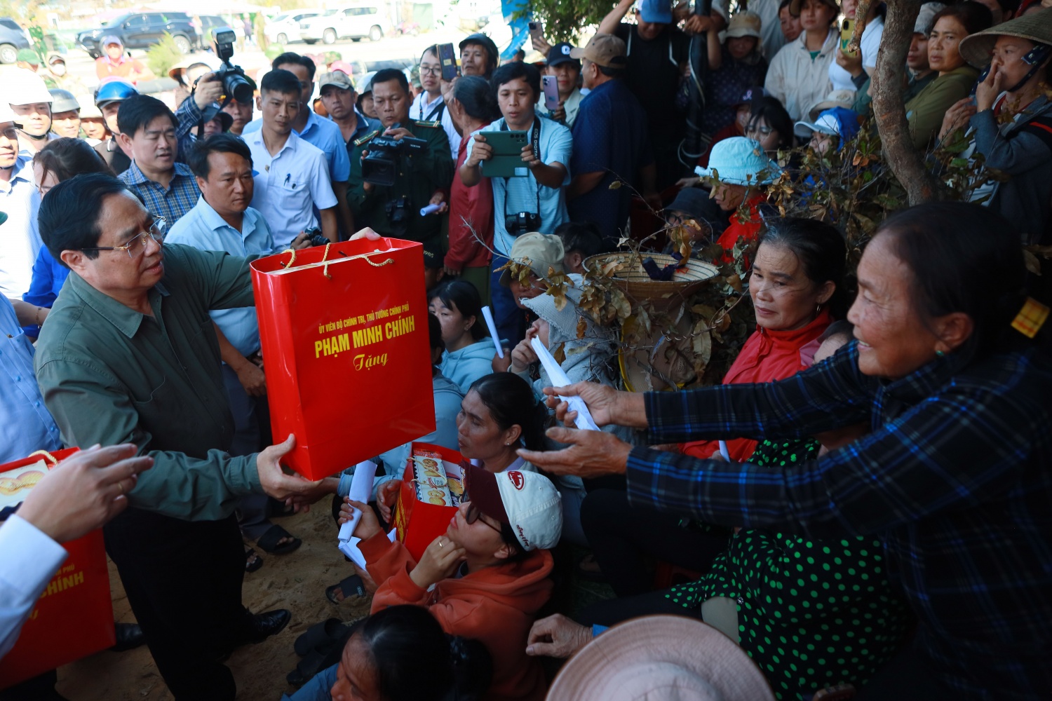 Thủ tướng Phạm Minh Chính thăm hỏi, động viên và tặng các phần quà cho người dân tại xã Đề Gi bị ảnh hưởng do cơn bão số 13.