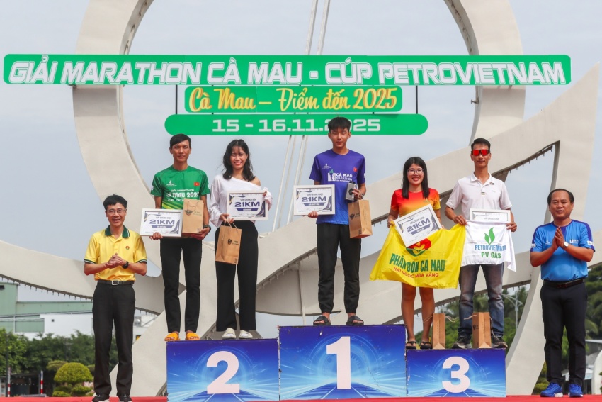 Trao giải chung cuộc nam, nữ cự ly 21km