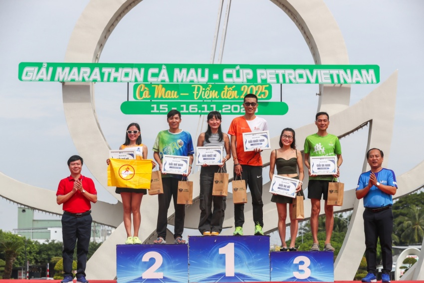 Trao giải nam, nữ, độ tuổi 30 - 39 ở cự ly 21km