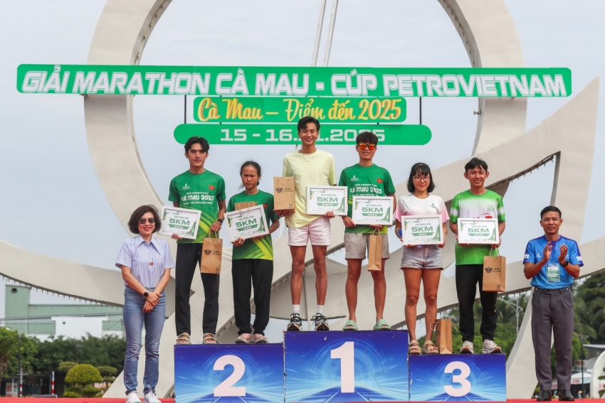 Trao giải chung cuộc nam, nữ cự ly 5km