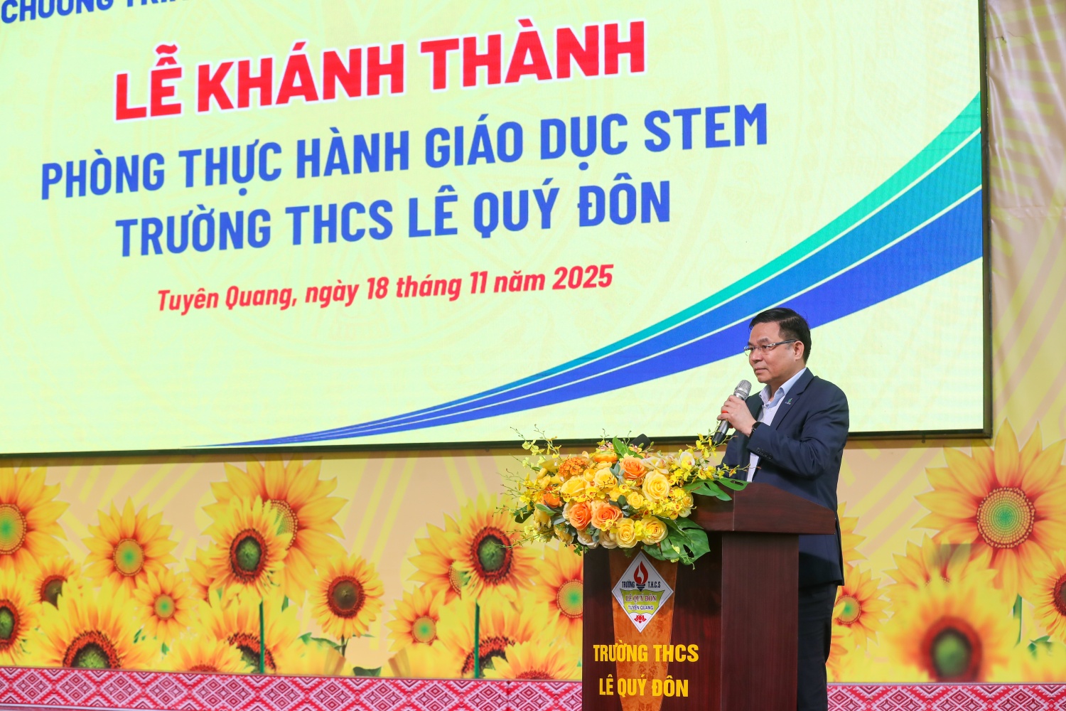 Petrovietnam khánh thành Phòng thực hành giáo dục STEM tại Trường THCS Lê Quý Đôn tỉnh Tuyên Quang Chủ tịch HĐTV Petrovietnam Lê Mạnh Hùng khẳng định, Tập đoàn và các đơn vị thành viên cam kết đồng hành lâu dài với ngành giáo dục Tuyên Quang, không chỉ trong đầu tư cơ sở vật chất mà còn kết nối các phòng STEM trên phạm vi cả nước.