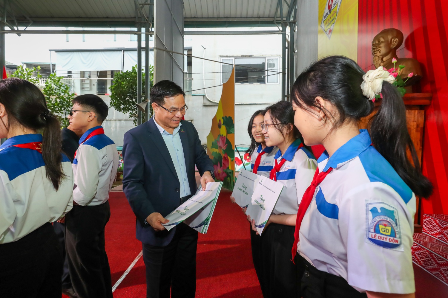 Petrovietnam khánh thành Phòng thực hành giáo dục STEM tại Trường THCS Lê Quý Đôn tỉnh Tuyên Quang Chủ tịch HĐTV Petrovietnam Lê Mạnh Hùng trao học bổng cho các em học sinh Trường THCS Lê Quý Đôn.
