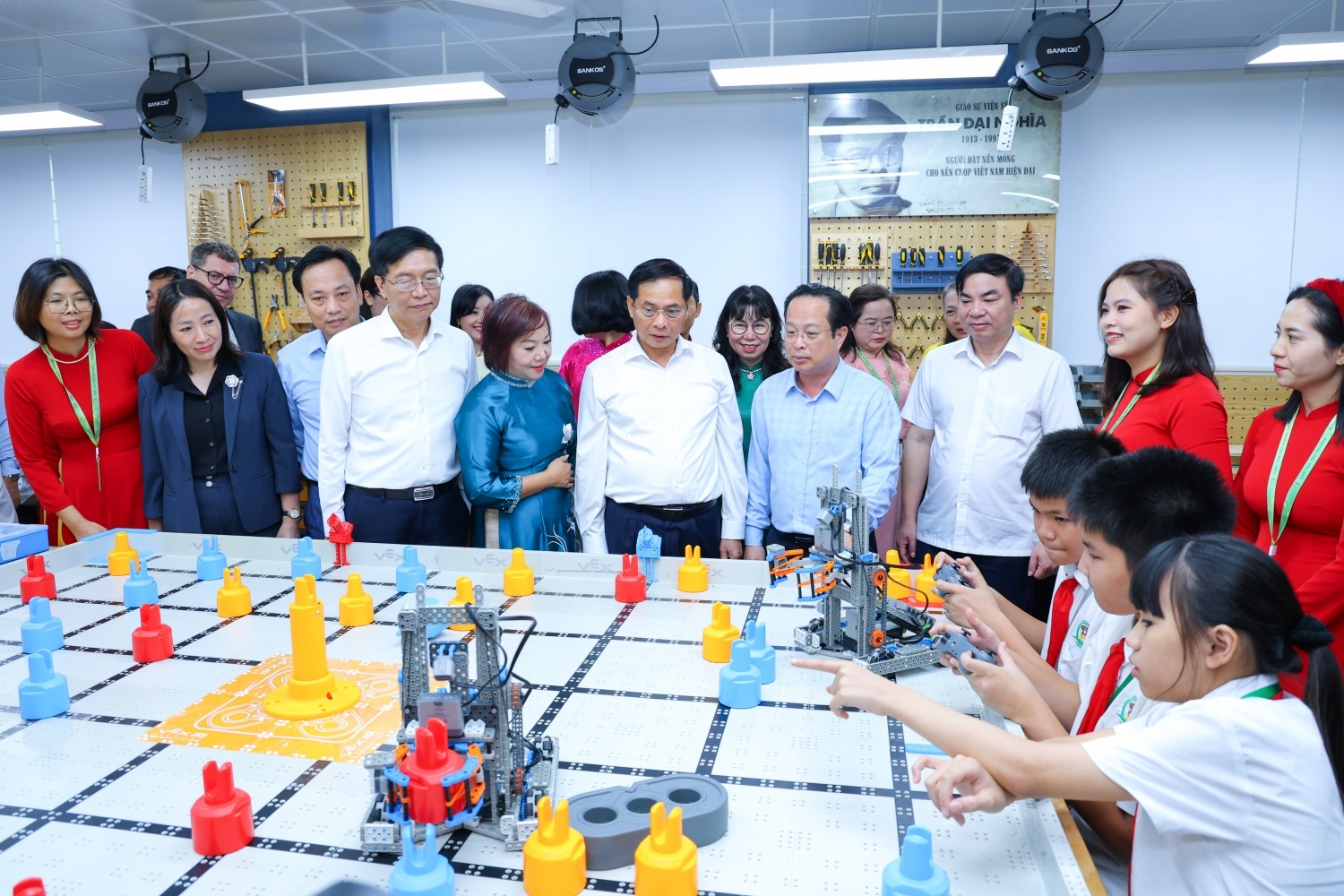 Phó Thủ tướng Bùi Thanh Sơn cùng các đại biểu tham quan, nghe giới thiệu về các hoạt động tại phòng STEM Trường THCS Tây Mỗ.