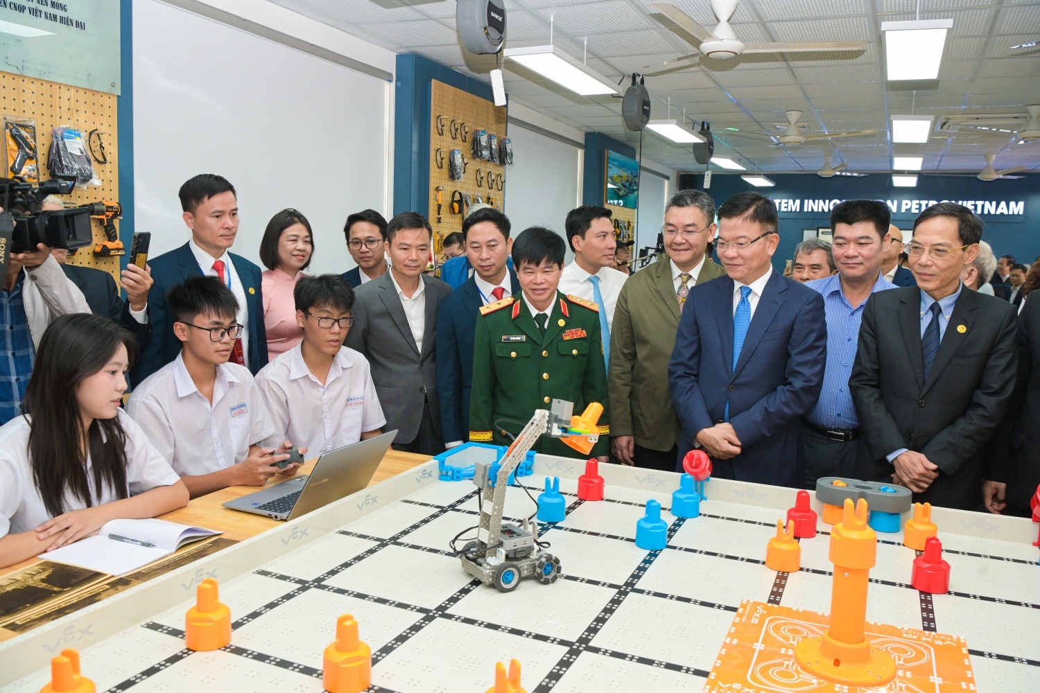 Phó Thủ tướng Lê Thành Long đánh giá cao tinh thần trách nhiệm của Petrovietnam trong triển khai chương trình STEM Innovation Petrovietnam