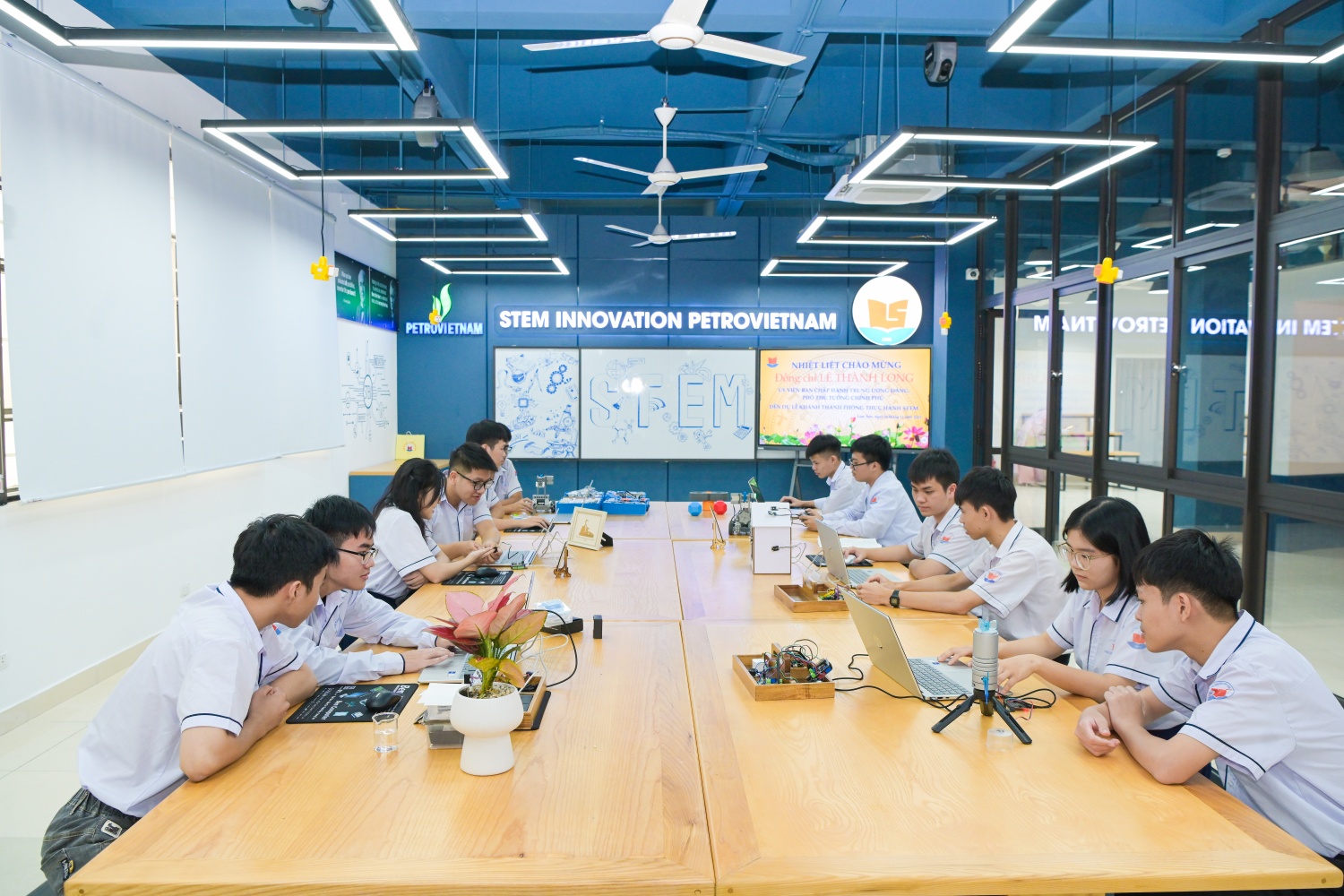 Mỗi phòng STEM được trang bị đồng bộ 6 khối chức năng gồm: cơ sở vật chất; máy móc gia công - thiết bị chuyên dụng; dụng cụ và thiết bị học tập theo chủ đề; học liệu kết nối thông minh; hệ thống học liệu bản cứng - bản mềm; cùng hệ thống sổ sách phục vụ công tác tổ chức, quản lý.