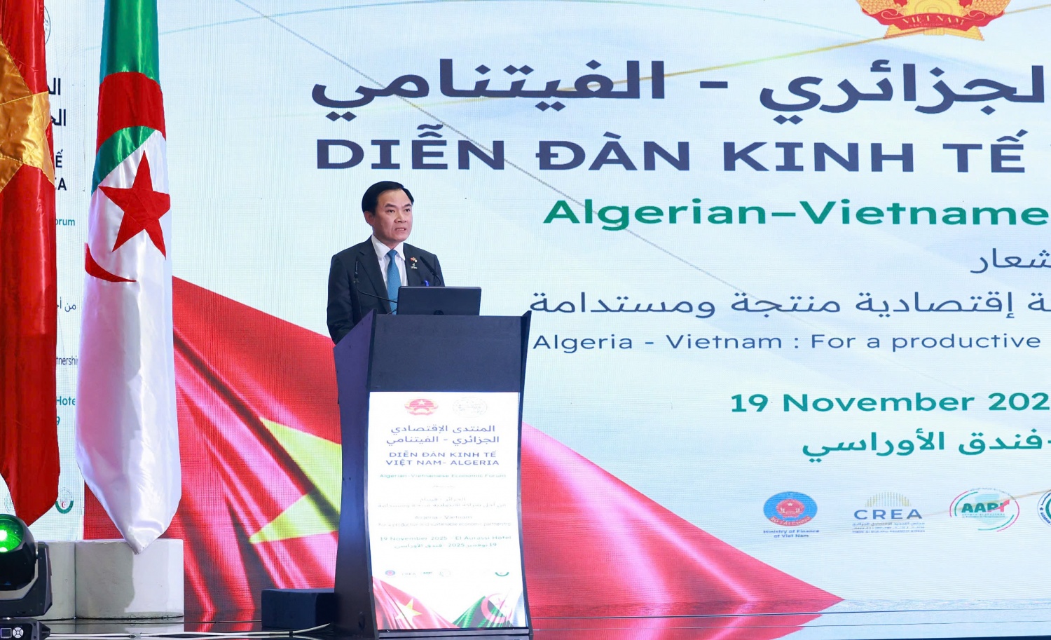 Tổng Giám đốc Petrovietnam Lê Ngọc Sơn: Trong giai đoạn tới, Petrovietnam mong muốn thúc đẩy hợp tác thực chất với các doanh nghiệp Algeria trên 4 lĩnh vực: thăm dò khai thác dầu khí; LNG và điện khí; lọc hóa dầu và chế biến; năng lượng mới và chuyển dịch năng lượng.