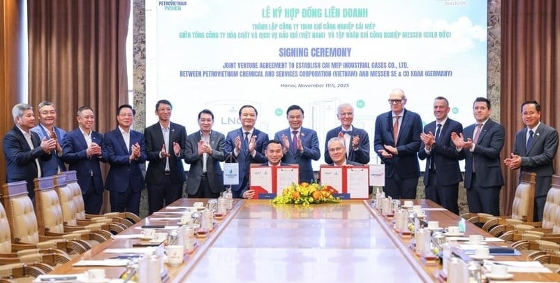 PVChem, Messer SE & Co. KGaA executives sign a joint venture agreement to establish Cai Mep Industrial Gases Co., Ltd in Hanoi on November 11, 2025. Photo courtesy of Petrovietnam.