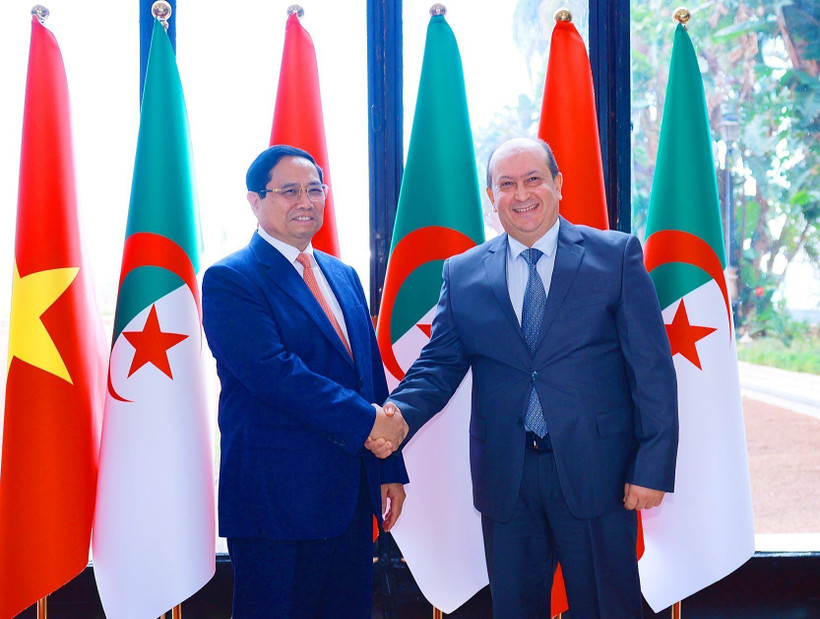 Prime Minister Pham Minh Chinh (left) and his Algerian counterpart Sifi Ghrieb. Photo: VNA