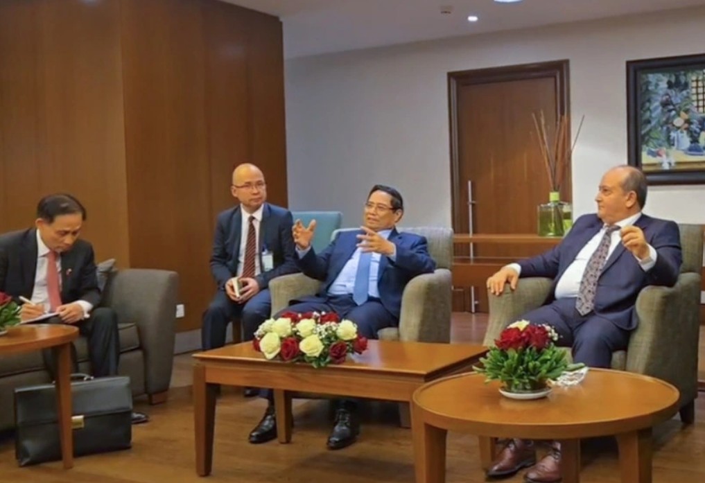 Prime Minister Pham Minh Chinh and his Algerian counterpart Sifi Ghrieb co-chair a working session with ministries, agencies and businesses from both countries. (Photo: VNA)