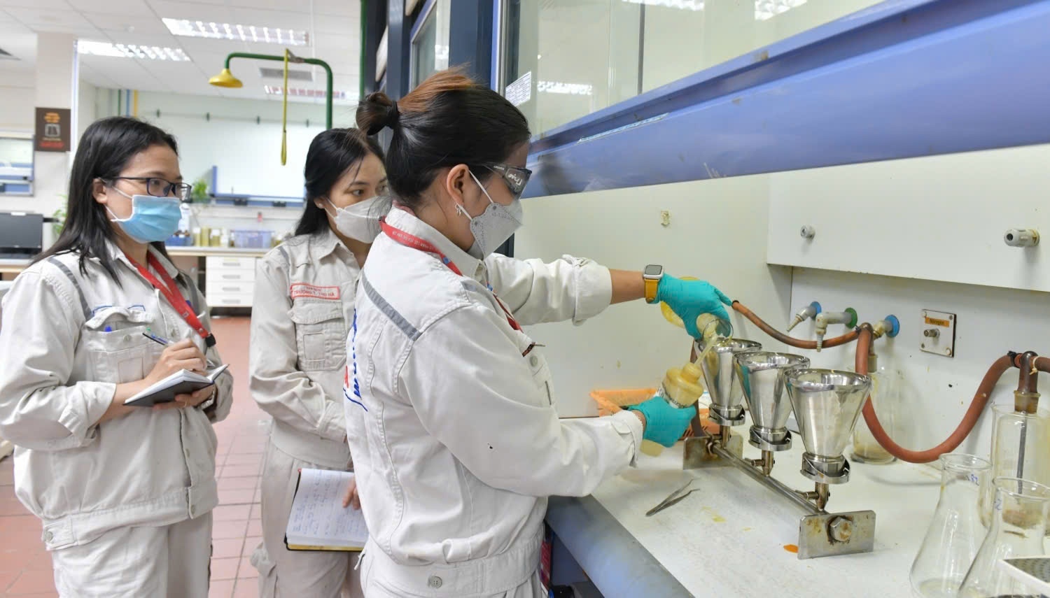 Nữ CNVN BSR trong phòng thí nghiệm
