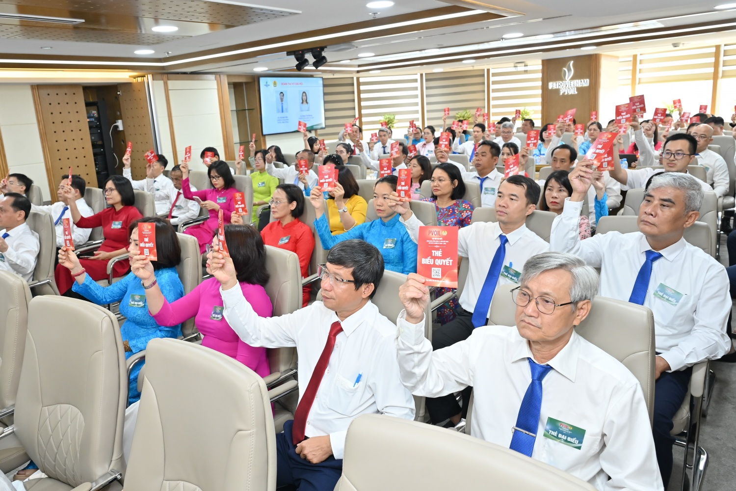 Đại biểu thực hiện biểu quyết các nội dung tại Đại hội
