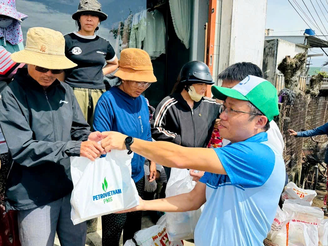 Ông Võ Ngọc Tuyên, Phó Giám đốc PMS trao quà hỗ trợ người dân