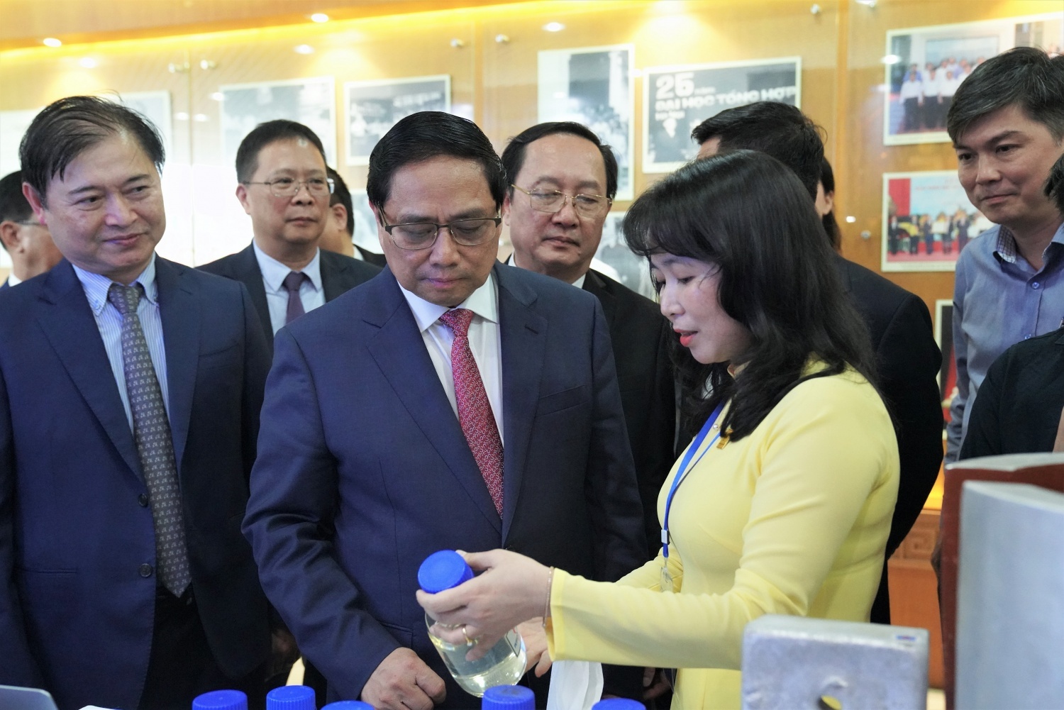 Xung lực mới từ Hệ sinh thái đổi mới sáng tạo Petrovietnam Thủ tướng Chính phủ Phạm Minh Chính nghe giới thiệu về chế phẩm nâng cao hệ số thu hồi dầu VPI SP giúp gia tăng sản lượng khai thác cho khu vực nghiên cứu mỏ Bạch Hổ tại Triển lãm kỷ niệm 10 năm Ngày Khoa học và Công nghệ Việt Nam với chủ đề “Khoa học, công nghệ và đổi mới sáng tạo - động lực phát triển bền vững”.