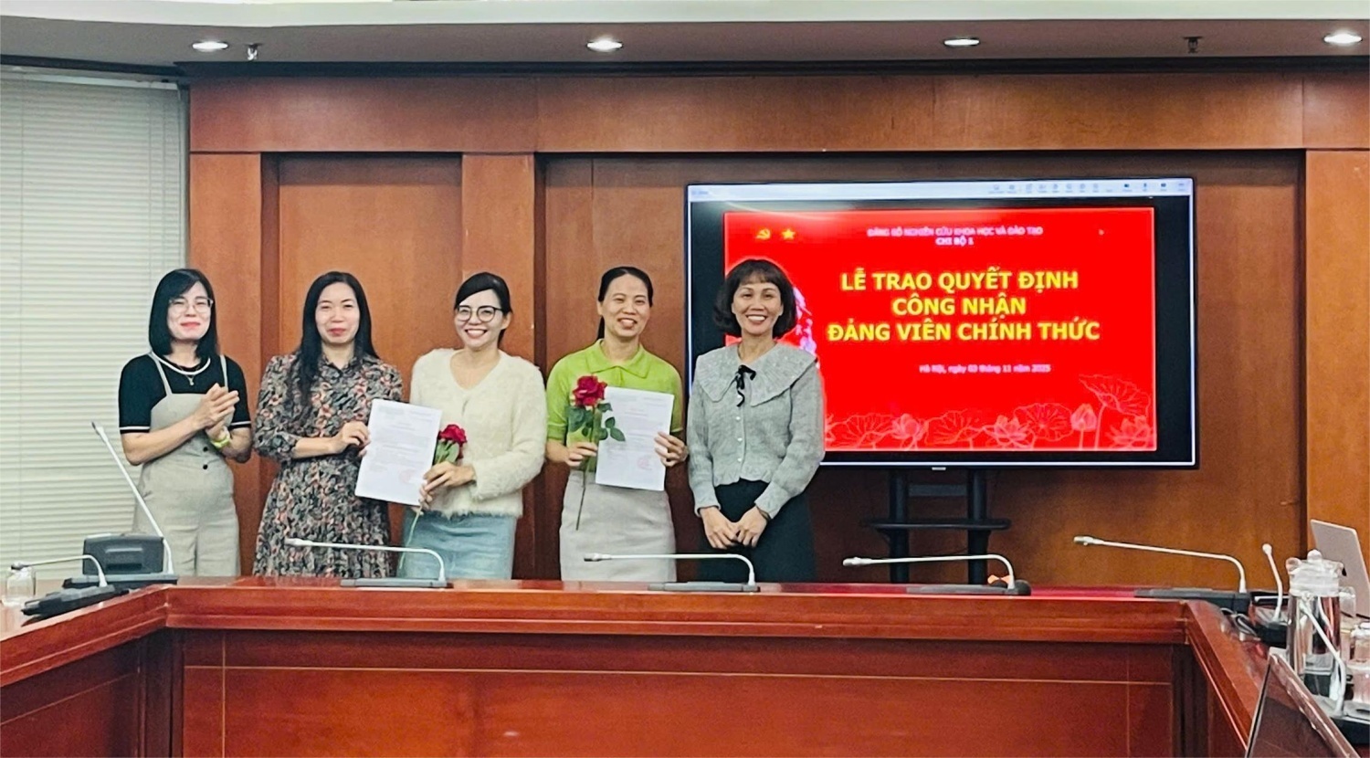 Chi ủy Chi bộ 1 thuộc Đảng bộ Nghiên cứu Khoa học và Đào tạo trao quyết định công nhận đảng viên chính thức