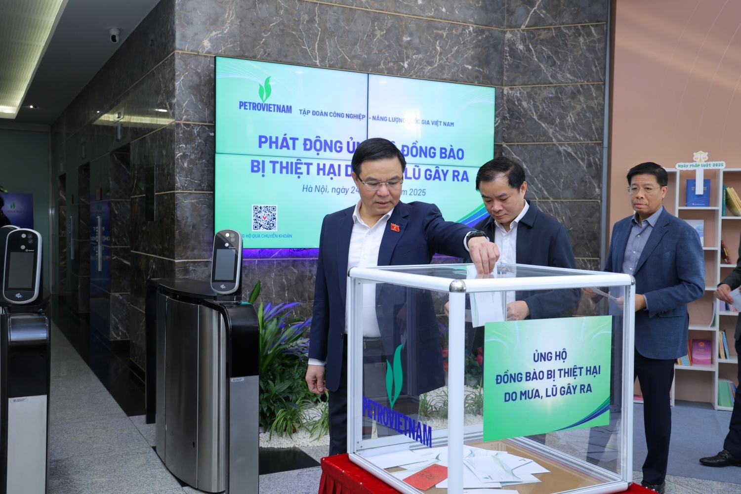 Đồng chí Lê Mạnh Hùng - Bí thư Đảng ủy, Chủ tịch HĐTV Petrovietnam và các đồng chí lãnh đạo Tập đoàn quyên góp ủng hộ đồng bào miền Trung, Tây Nguyên bị ảnh hưởng bởi mưa lũ, kịp thời chia sẻ, hỗ trợ bà con gặp thiên tai