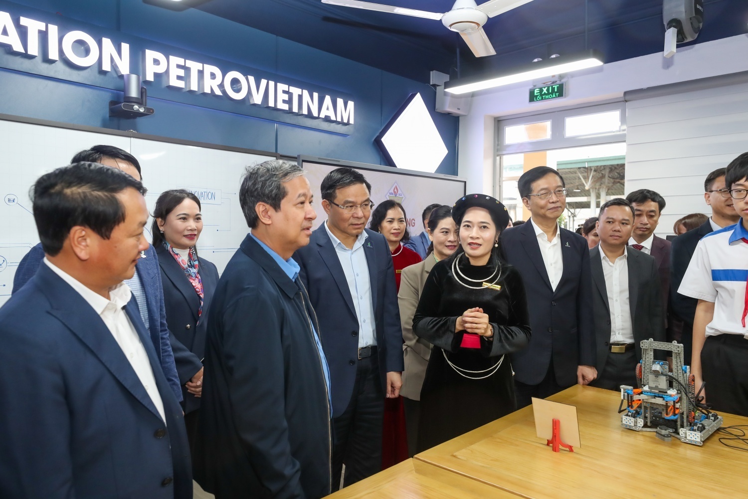 Đồng chí Nguyễn Kim Sơn - Ủy viên Trung ương Đảng, Bộ trưởng Bộ GD&ĐT và các đồng chí lãnh đạo tham quan phòng giáo dục thực hành STEM do Petrovietnam tài trợ tại Trường THCS Lê Quý Đôn (Tuyên Quang)