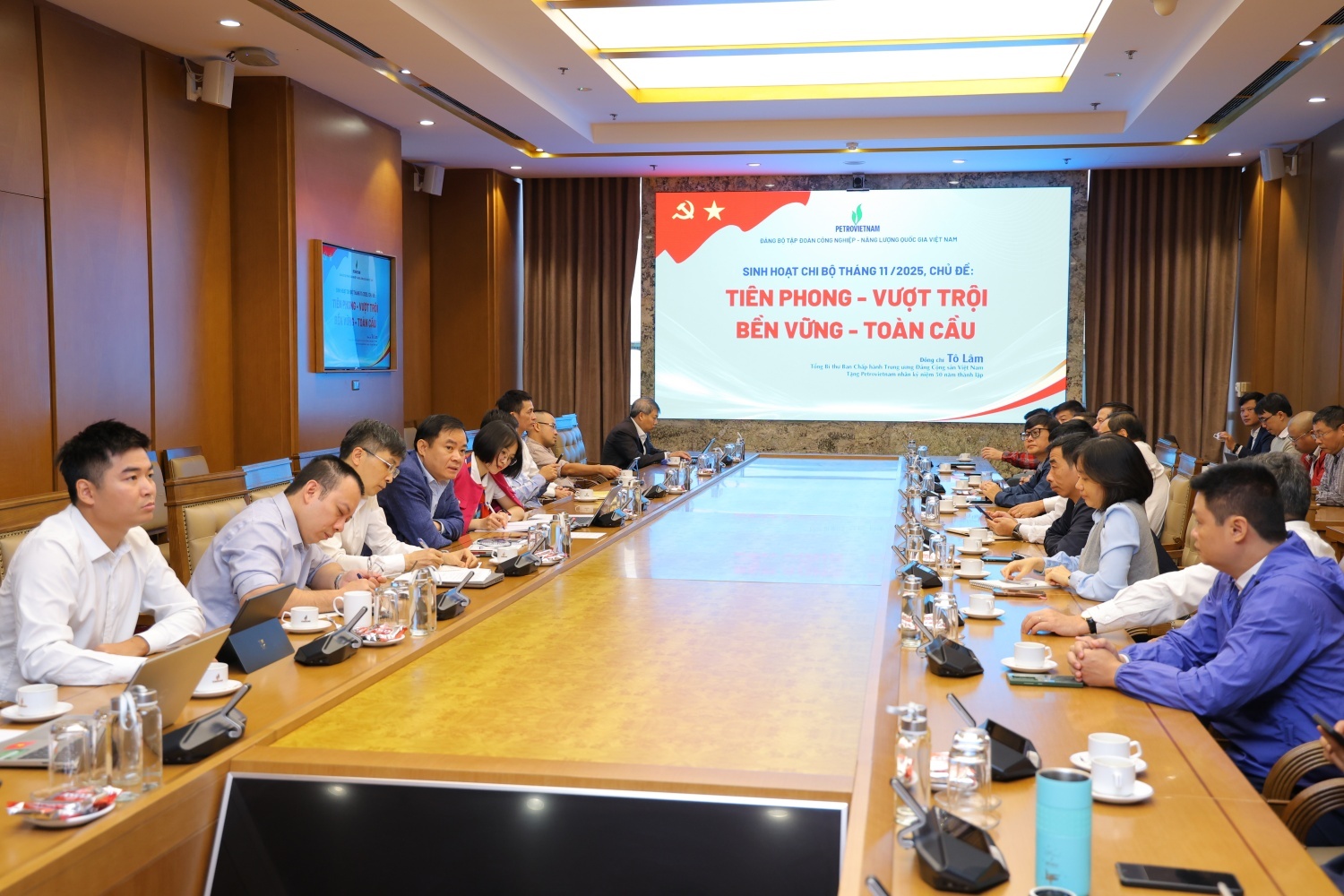 Đồng chí Lê Ngọc Sơn - Phó Bí thư Đảng ủy, Tổng Giám đốc Petrovietnam tham dự buổi sinh hoạt chi bộ tháng 11 tại Chi bộ Thăm dò Khai thác Dầu khí, thuộc Đảng bộ Bộ máy Quản lý và Điều hành.