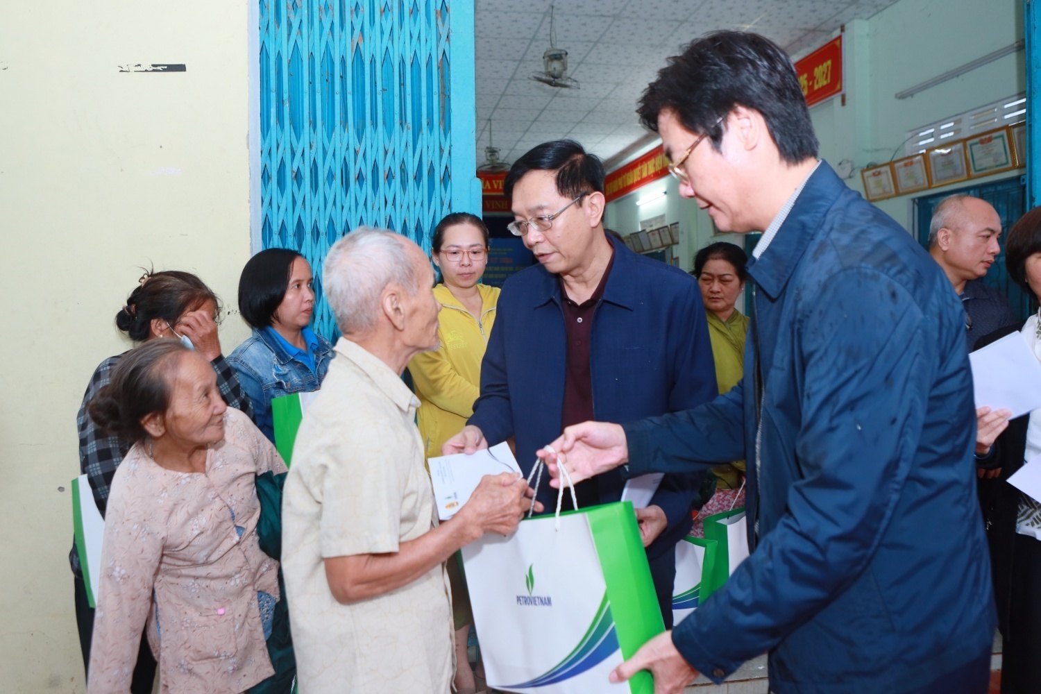 Đoàn hỗ trợ của Petrovietnam do đồng chí Trần Quang Dũng - Phó Bí thư thường trực Đảng ủy Tập đoàn dẫn đầu thăm hỏi, động viên và trao các phần quà cho đồng bào miền Trung bị ảnh hưởng do mưa lũ.