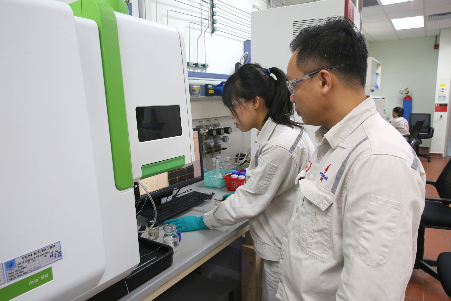 Kỹ sư Võ Tấn Phương và cộng sự thực hiện nhiều phép thử mẫu xúc tác thải RFCC làm lợi cho BSR 1 tỷ đồng/năm.
