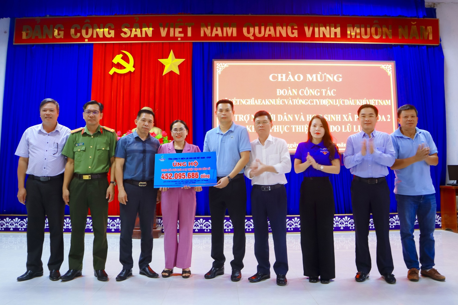 Đại diện PV Power trao số tiền hơn 452 triệu đồng hỗ trợ người dân xã Phú Hòa 2 khắc phục hậu quả mưa lũ.