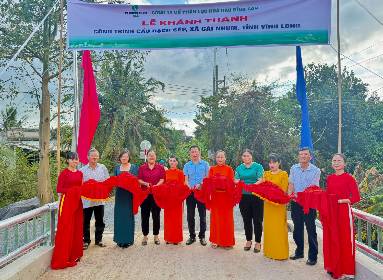 Đại diện BSR cùng lãnh đạo địa phương xã Cái Nhum thực hiện nghi thức khánh thành cầu do BSR tài trợ.