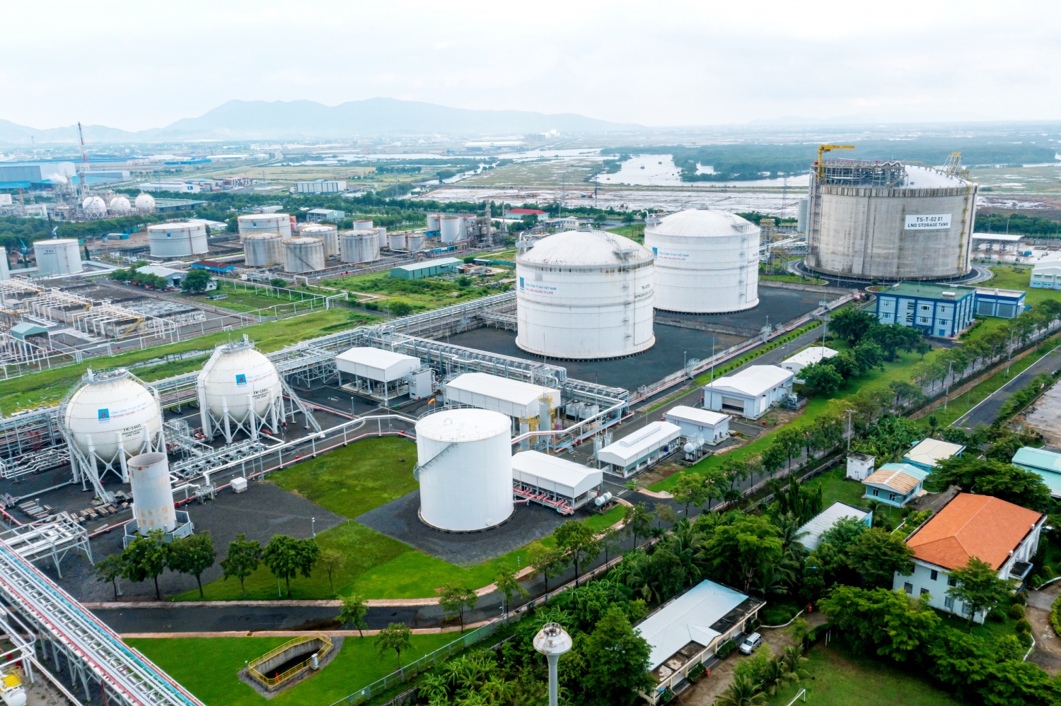 Cần một hành lang pháp lý đồng bộ cho toàn chuỗi khí - điện - đạm - lọc hóa dầu - LNG (Ảnh: Kho cảng LNG Thị Vải của PV GAS)