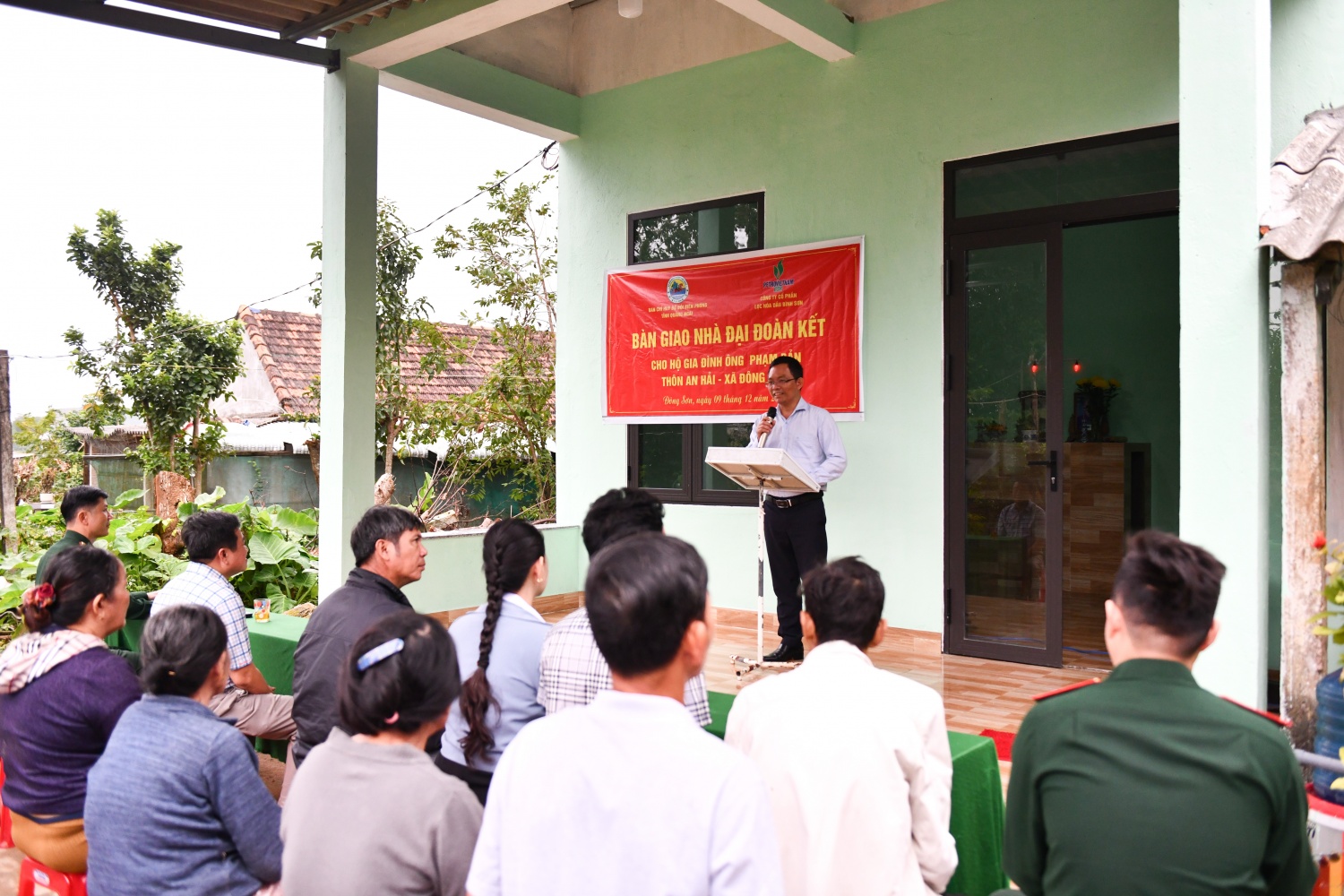 Ông Cao Tuấn Sĩ - Giám đốc Nhà máy Lọc dầu Dung Quất phát biểu tại lễ khánh thành. Đại diện BSR, ông Cao Tuấn Sĩ - Giám đốc Nhà máy Lọc dầu Dung Quất bày tỏ hy vọng căn nhà mới sẽ giúp ông Phạm Bản vượt qua khó khăn, ổn định cuộc sống.
