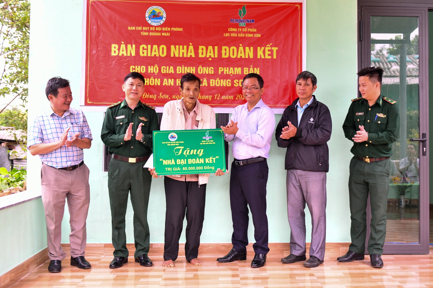 BSR phối hợp với Ban Chỉ huy Bộ đội Biên phòng tỉnh Quảng Ngãi thực hiện nghi thức bàn giao nhà “Đại đoàn kết” cho ông Phạm Bản. BSR phối hợp với Ban Chỉ huy Bộ đội Biên phòng tỉnh Quảng Ngãi thực hiện nghi thức bàn giao nhà Đại đoàn kết cho ông Phạm Bản.
