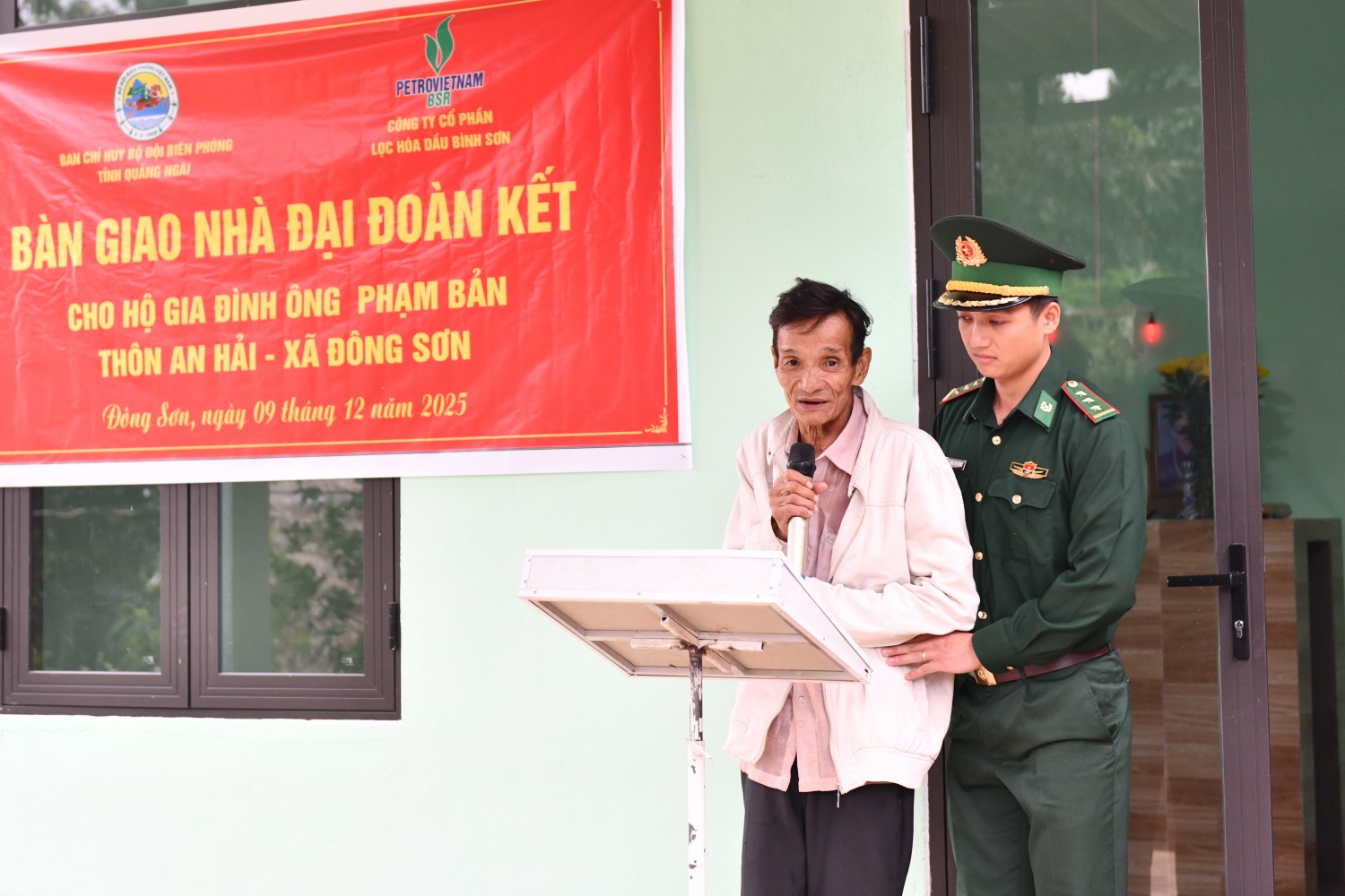 Ông Phạm Bản người khuyết tật và sống neo đơn, không có con cái, thuộc diện gia đình chính sách bày tỏ sự xúc động khi nhận được căn nhà Đại đoàn kết. Ông Phạm Bản bày tỏ sự xúc động khi được nhận căn nhà Đại đoàn kết.