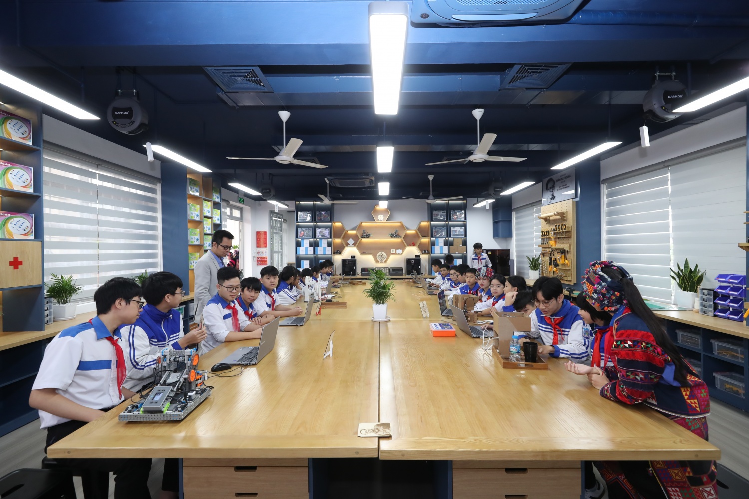 Phòng thực hành giáo dục STEM tại Trường THCS Lê Quý Đôn sau khi khánh thành và vận hành.