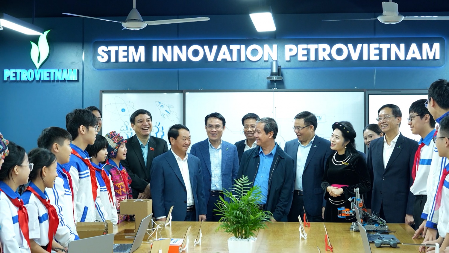 Đồng chí đồng chí Nguyễn Kim Sơn - Ủy viên BCH Trung ương Đảng, Bộ trưởng Bộ Giáo dục và Đào tạo và các đại biểu đánh giá cao những mô hình do học sinh tự thực hiện và bày tỏ sự vui mừng trước hiệu quả rõ rệt của phòng thực hành giáo dục STEM.