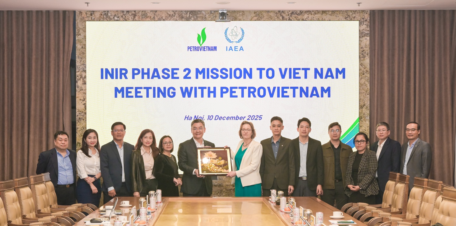 Phó Tổng Giám đốc Petrovietnam Lê Mạnh Cường tặng quà lưu niệm cho đoàn công tác IAEA
