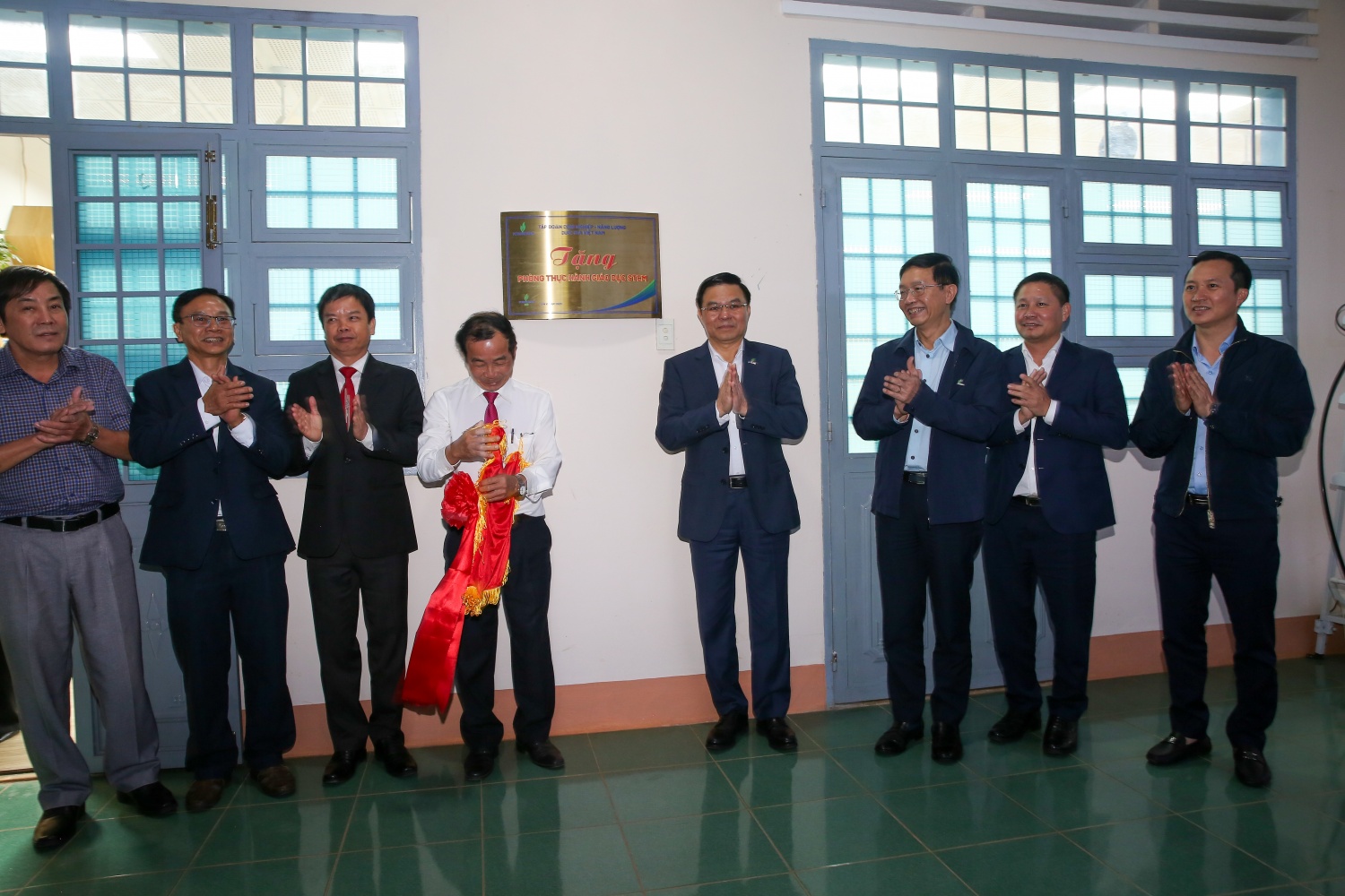 Các đại biểu thực hiện nghi thức khánh Thành phòng STEM tại trường THCS Nguyễn Du.