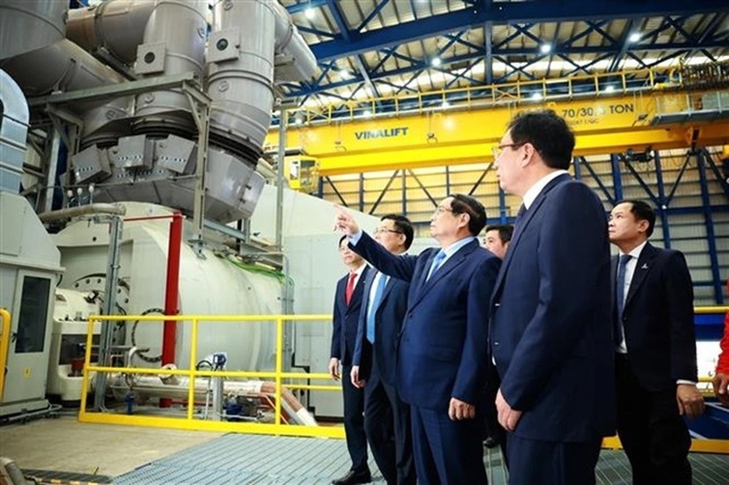 Prime Minister Pham Minh Chinh tours the plant's operations. VNA/VNS Photo Duong Giang