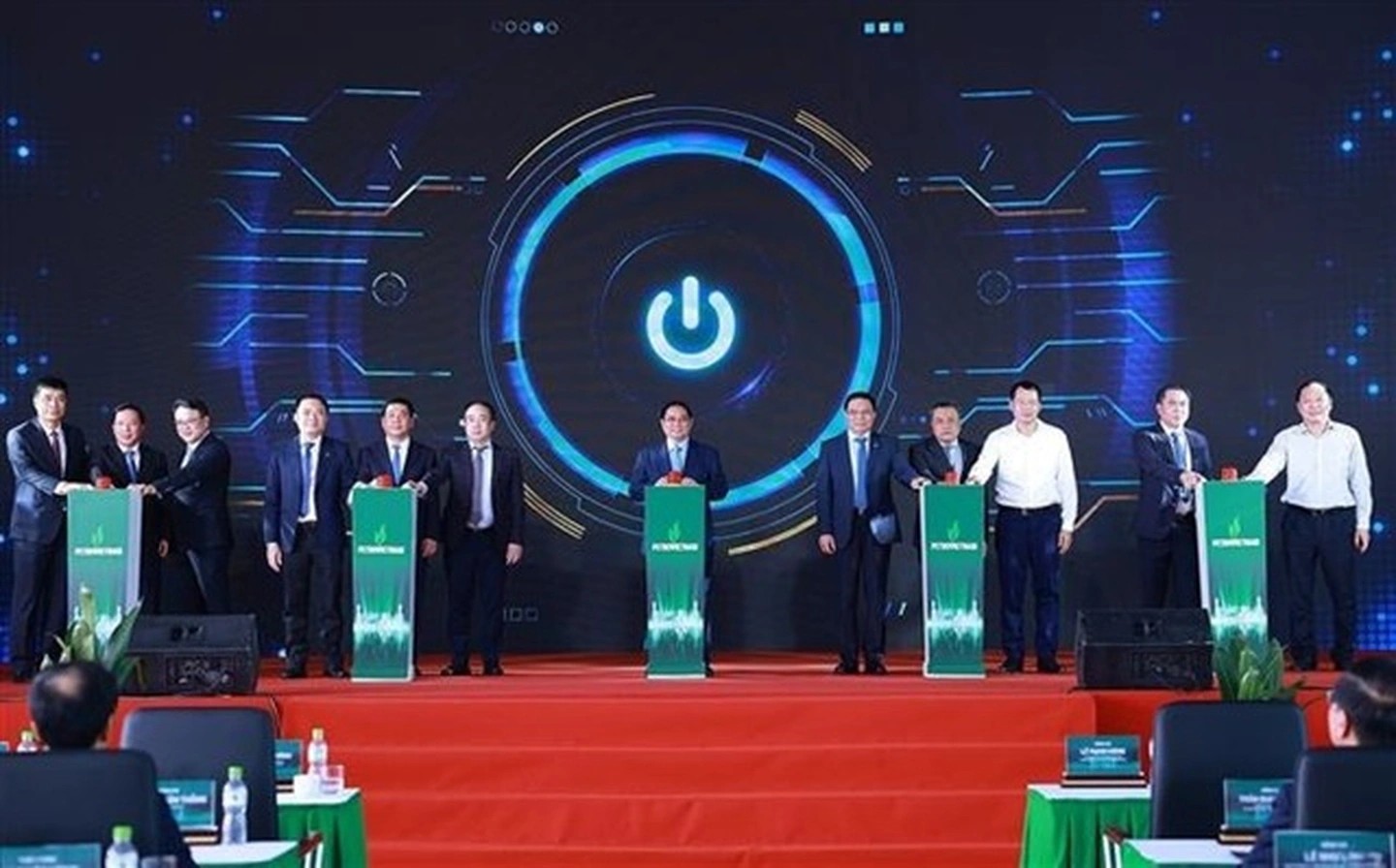 Prime Minister Pham Minh Chinh and delegates press the button to inaugurate the Nhon Trach 3 and 4 LNG power plants. VNA/VNS Photo Duong Giang