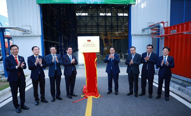 PM Pham Minh Chinh (fourth, right) attends a ceremony marking the inauguration and commercial operation of the complex of Nhon Trach 3 and 4 power thermal plants in Dong Nai province on December 14, 2025 (Photo: VNA)