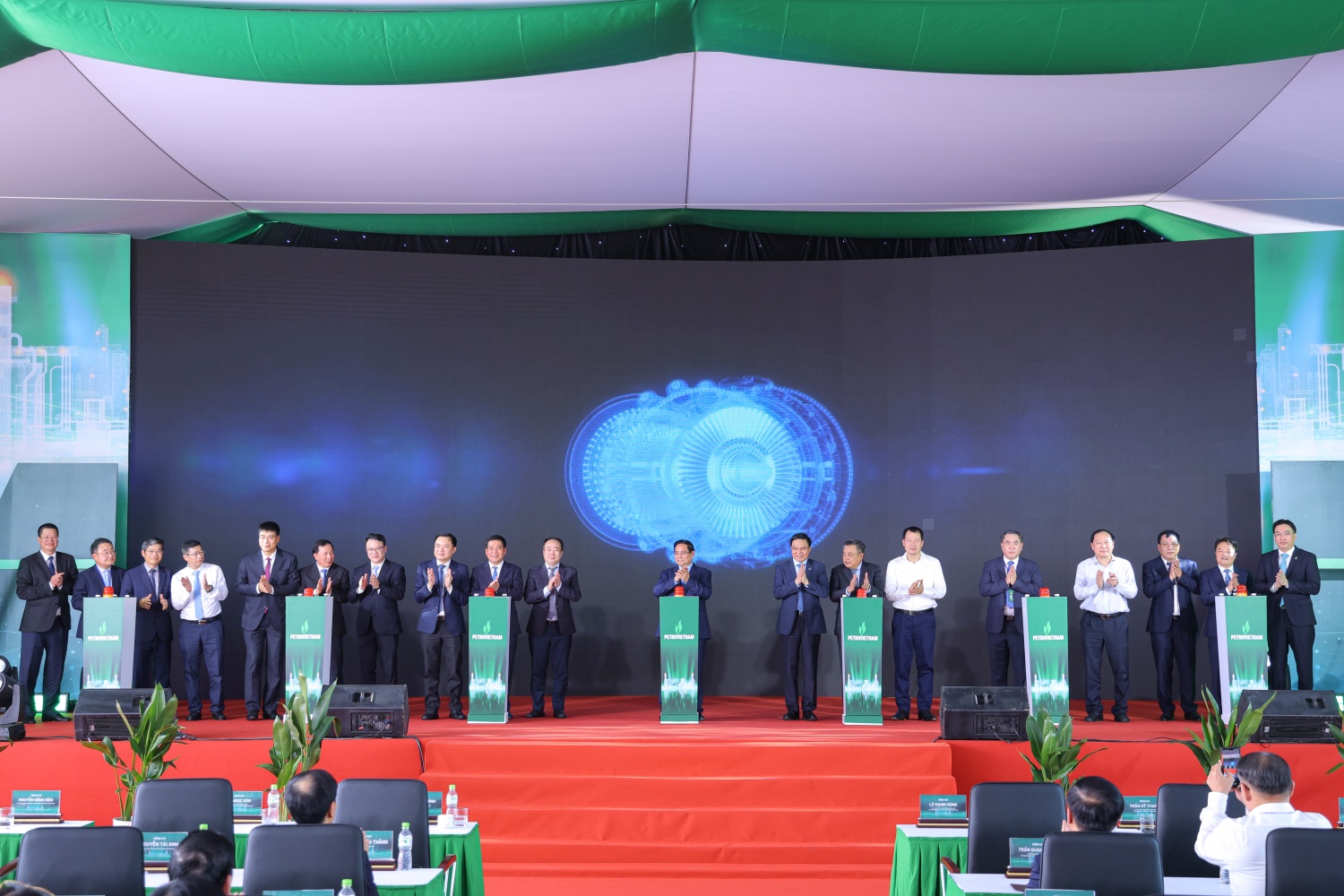 Thủ tướng Phạm Minh Chính cùng các đại biểu thực hiện nghi thức vận hành Nhà máy điện Nhơn Trạch 3&4.